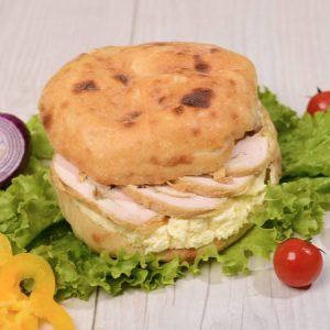 Чобанска лепиња са ролованом пилетином и кајмаком