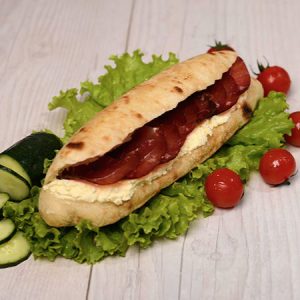 Чобански сомун са говеђом пршутом и кајмаком